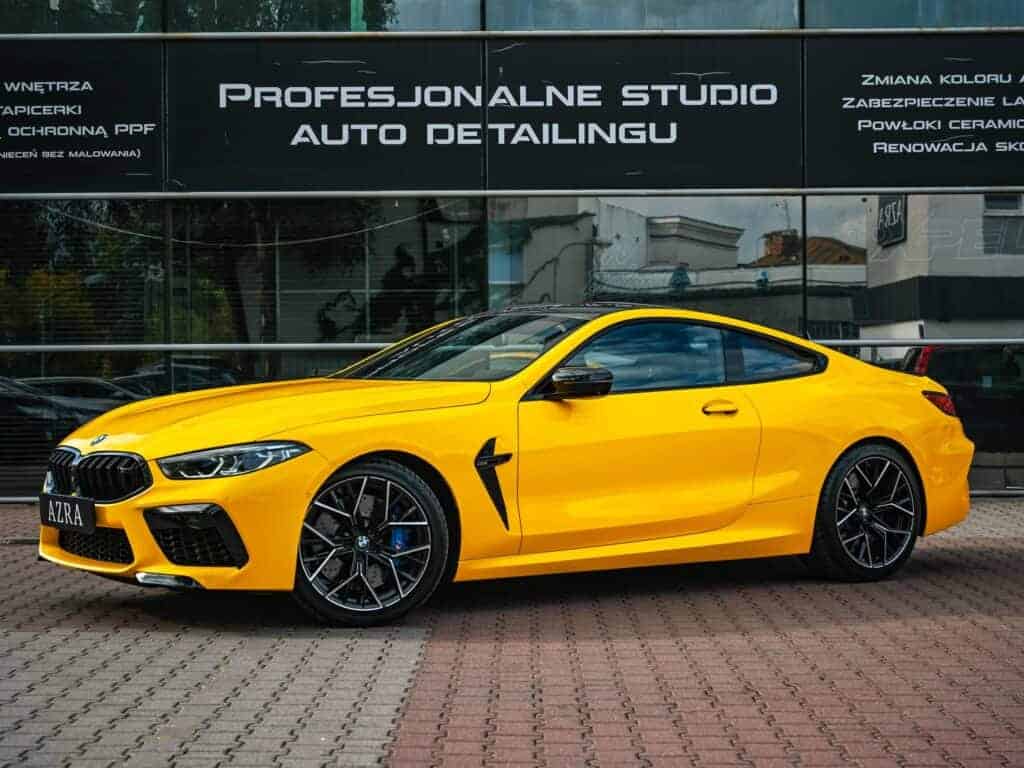 BMW M8 Competition — przód z boku, lewa strona