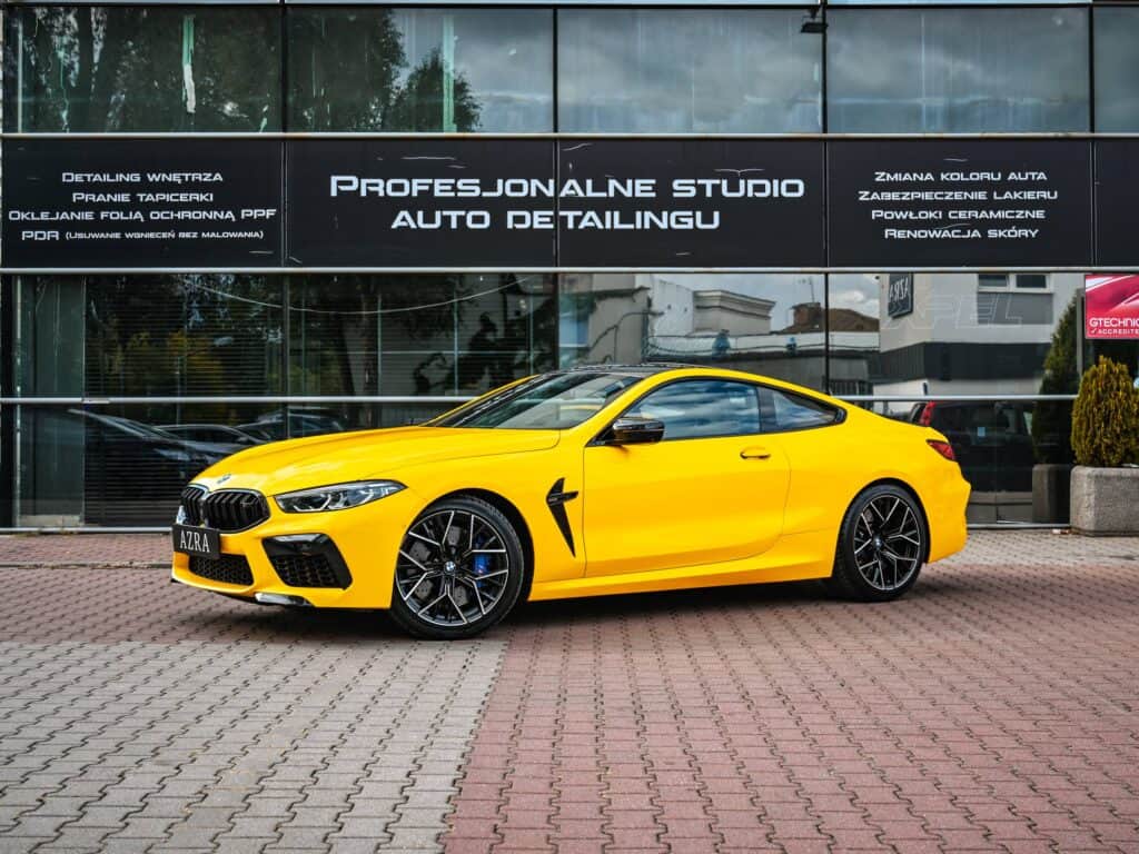 BMW M8 Competition — przód z boku, lewa strona, ujęcie szerokie