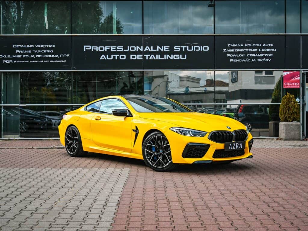 BMW M8 Competition — przód z boku, prawa strona