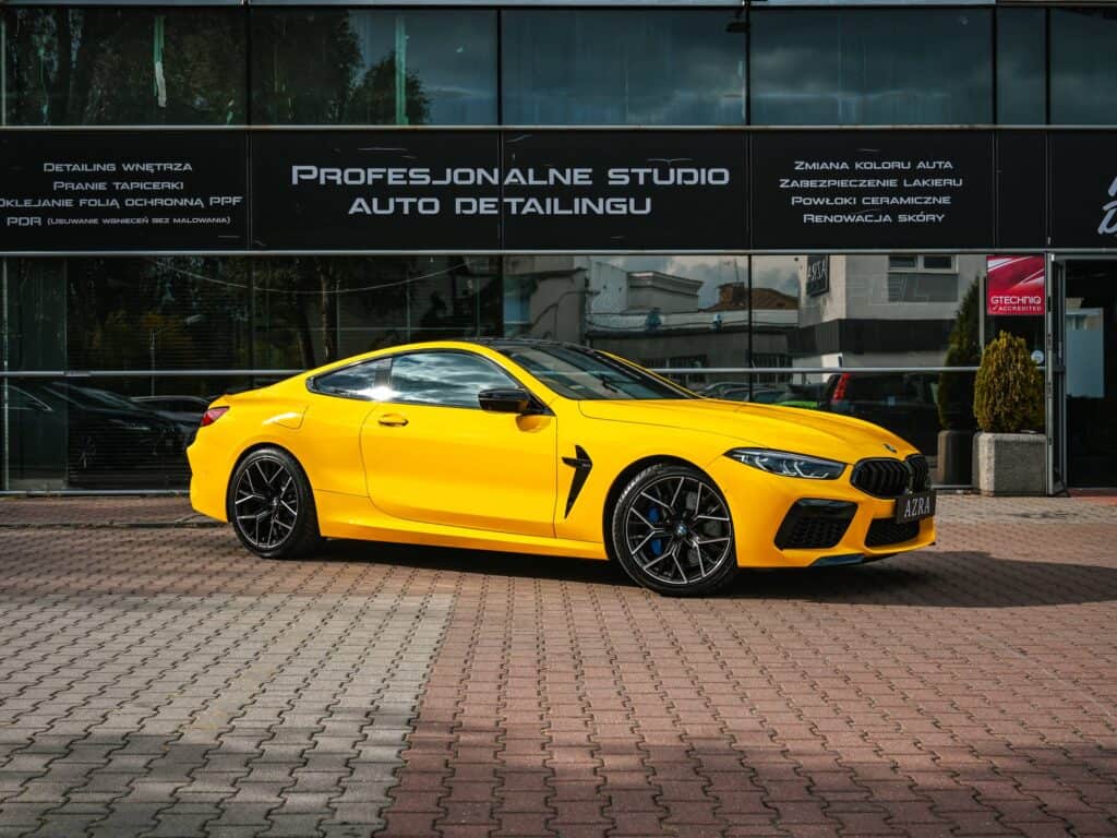 BMW M8 Competition — przód z boku, prawa strona, ujęcie bliższe