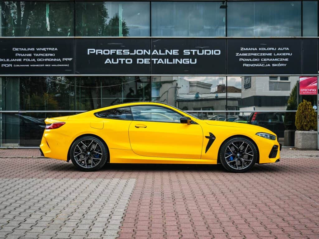 BMW M8 Competition — sylwetka z boku, prawa strona
