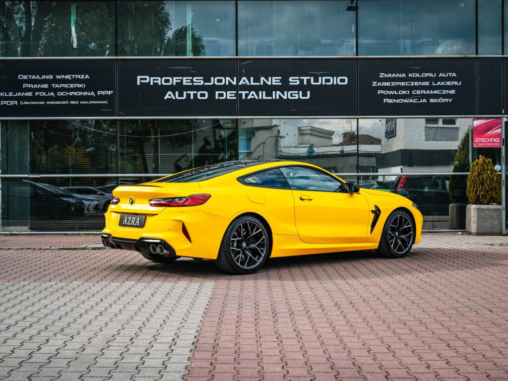 BMW M8 Competition — tył z boku, prawa strona