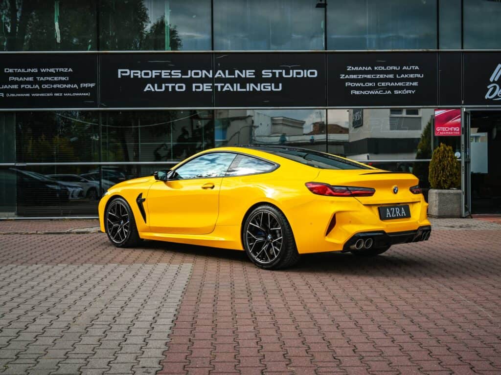 BMW M8 Competition — tył z boku, lewa strona