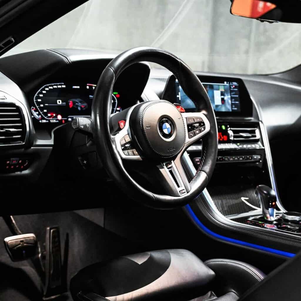 BMW M8 Competition — wnętrze, kokpit kierowcy z cyfrowymi zegarami