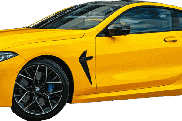 BMW M8 Competition — żółte coupé, ujęcie z przodu z boku