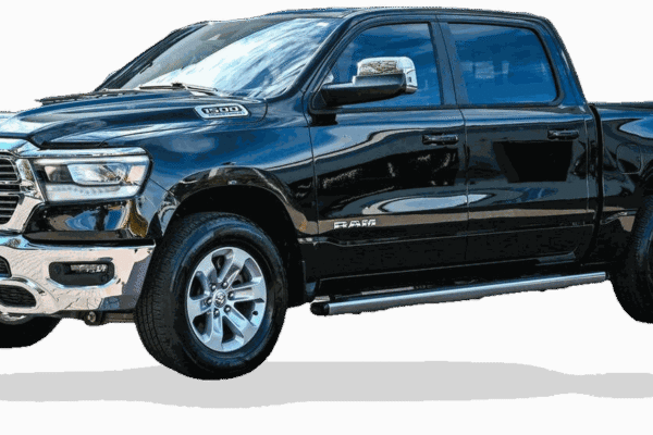 Dodge RAM 1500 Laramie eTorque — czarny pickup, ujęcie z przodu z boku