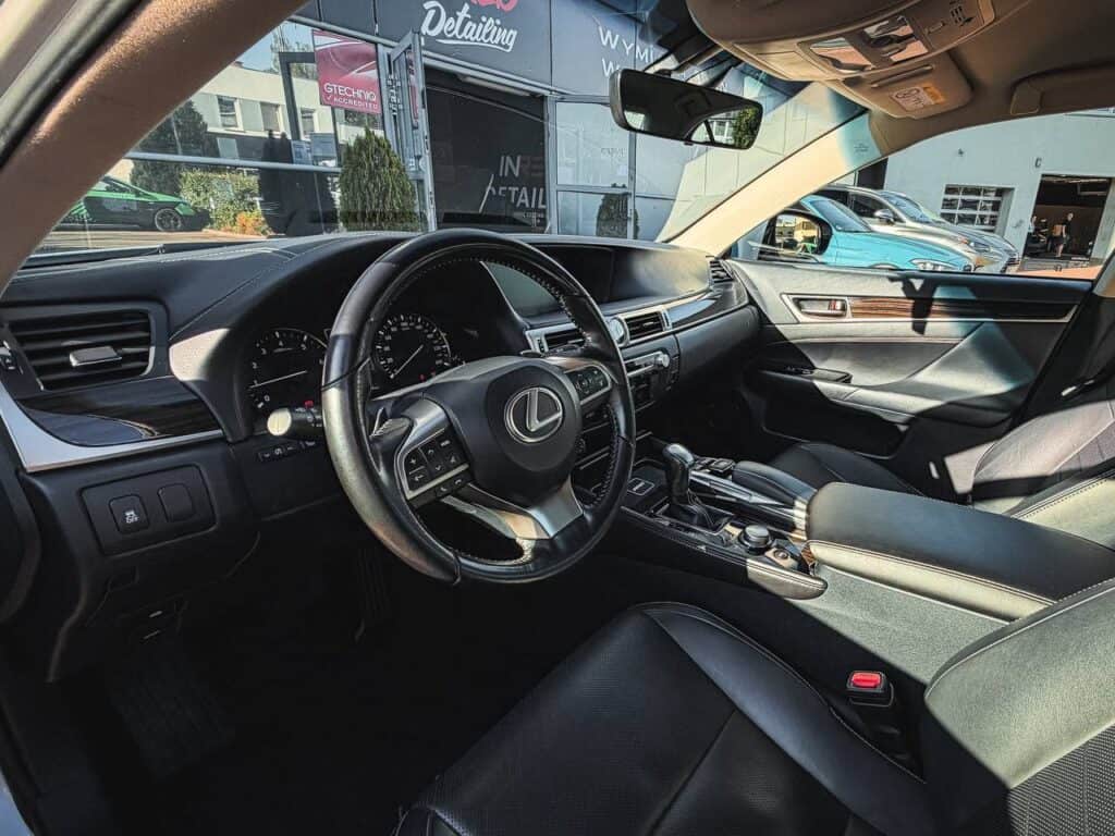 Lexus GS 200 — wnętrze, kierownica i konsola środkowa