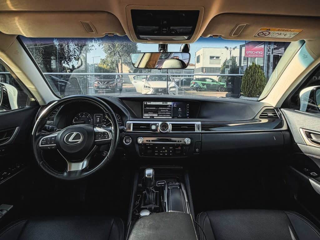 Lexus GS 200 — wnętrze, deska rozdzielcza z ekranem multimediów
