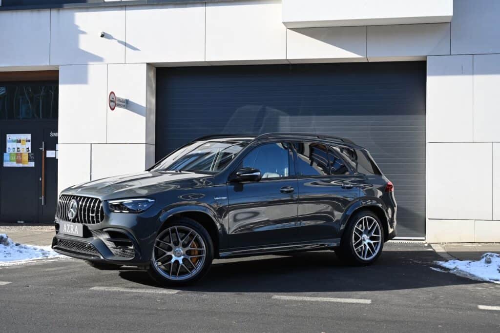Mercedes-Benz AMG GLE 63S — przód z boku, ujęcie szerokie