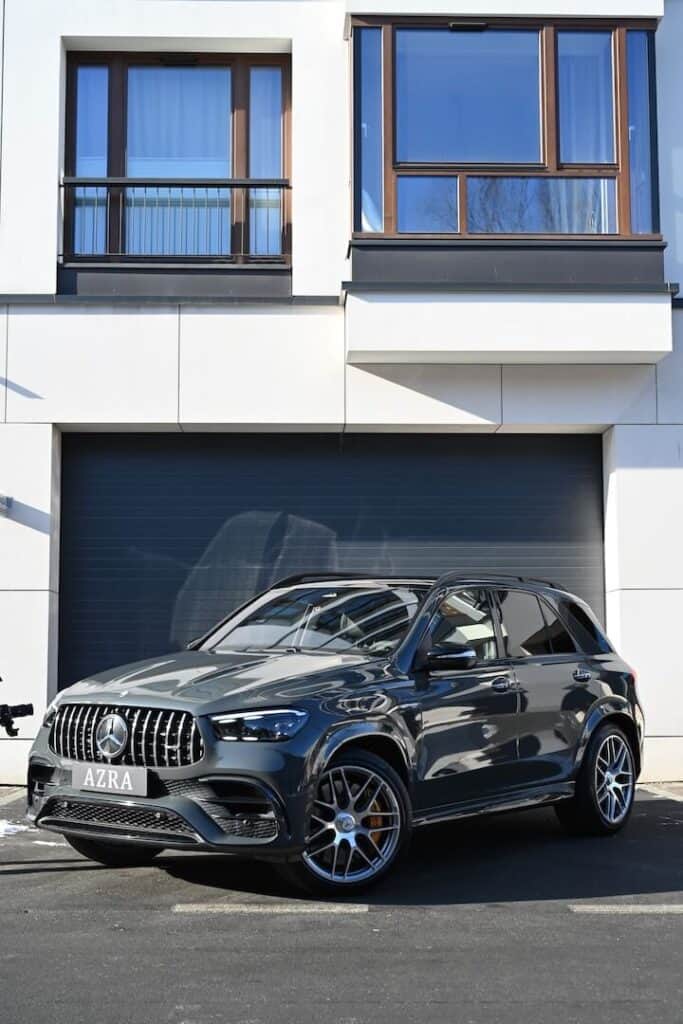 Mercedes-Benz AMG GLE 63S — przód z boku, przed bramą garażową
