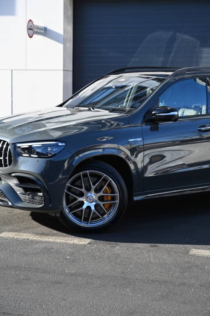 Mercedes-Benz AMG GLE 63S — przód z boku, niski kąt na grill i felgę