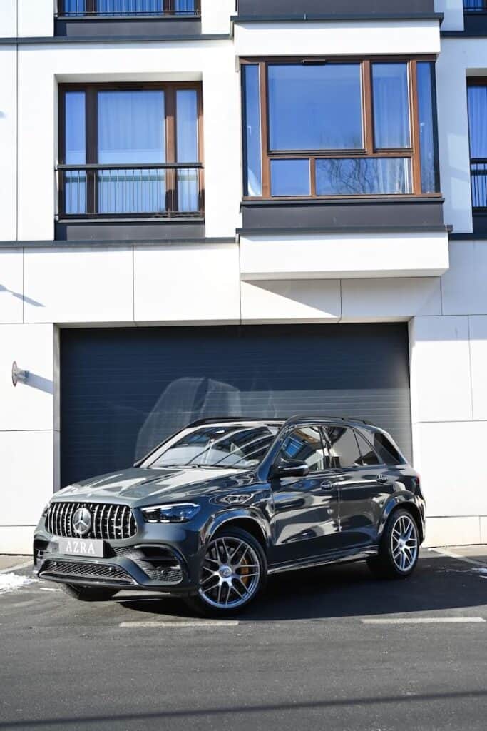 Mercedes-Benz AMG GLE 63S — przód z boku, ujęcie pionowe