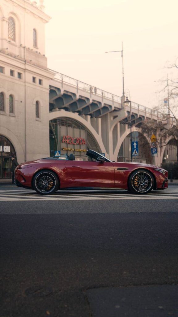 Mercedes-Benz AMG SL 63 — sylwetka z boku z opuszczonym dachem