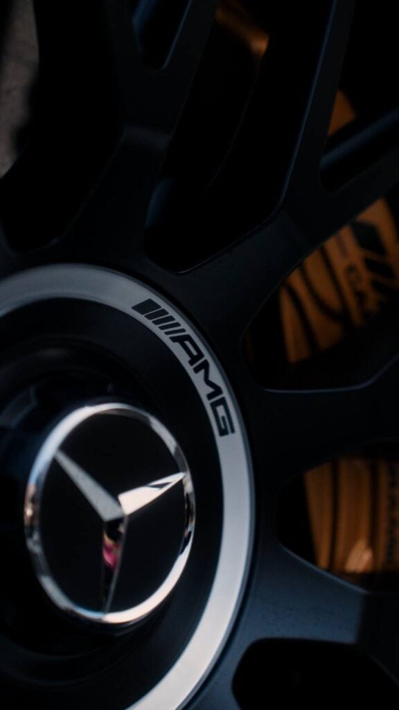 Mercedes-Benz AMG SL 63 — detal: felga AMG i żółty zacisk hamulcowy