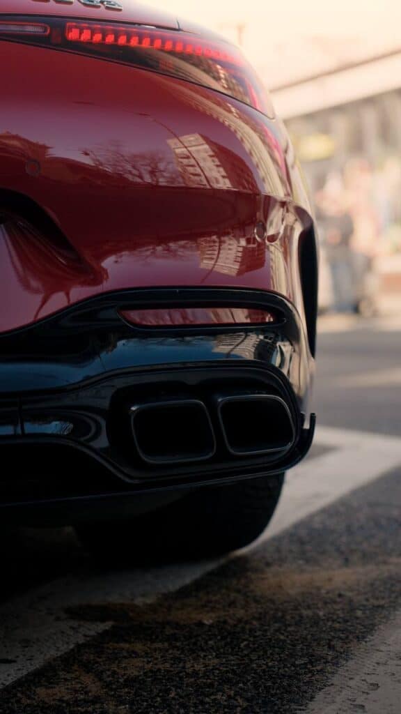 Mercedes-Benz AMG SL 63 — detal: poczwórne końcówki wydechu i dyfuzor