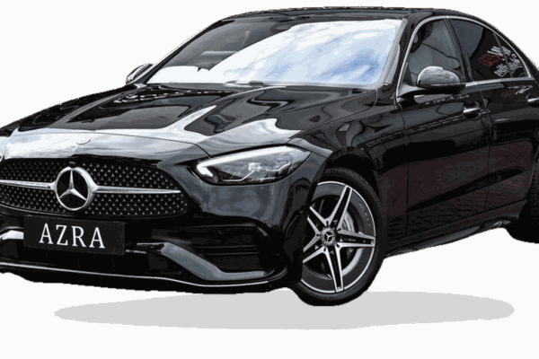 Mercedes-Benz Klasa C — czarna limuzyna, ujęcie z przodu z boku