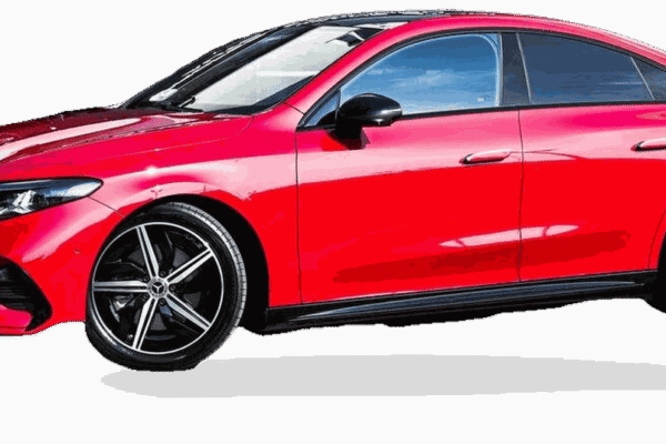 Mercedes-Benz CLA 200+ — czerwona limuzyna, ujęcie z przodu z boku