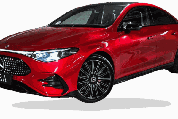 Mercedes-Benz CLA 250+ — czerwona limuzyna, ujęcie z przodu z boku