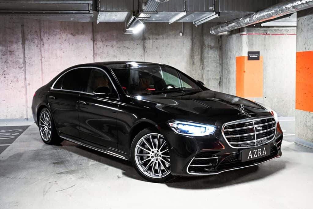 Mercedes-Benz S400d — przód z boku, garaż podziemny