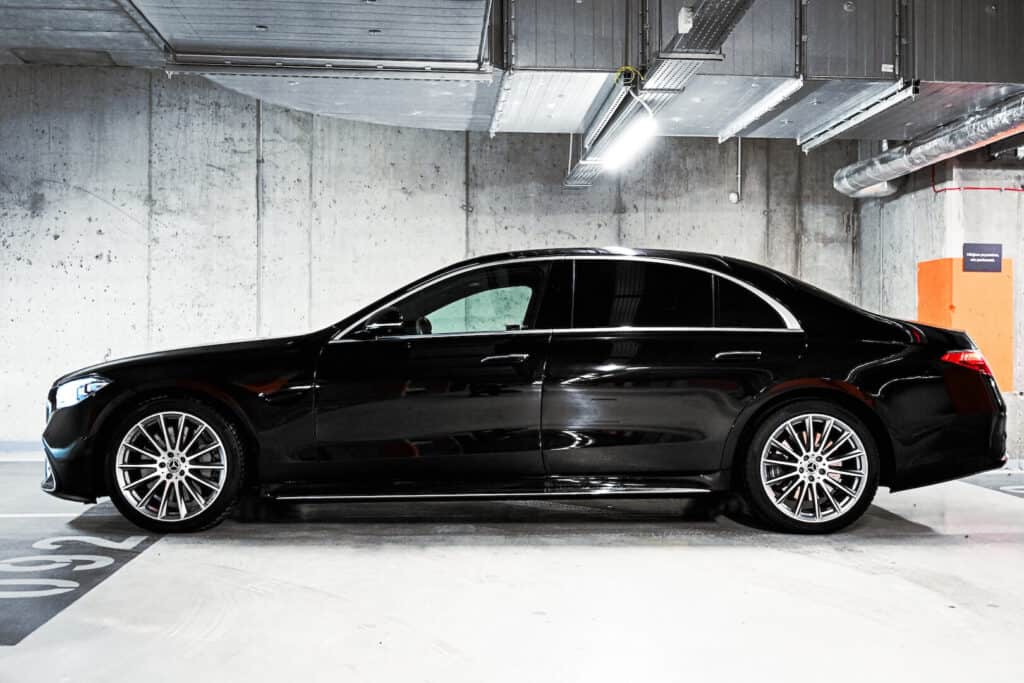 Mercedes-Benz S400d — sylwetka z boku