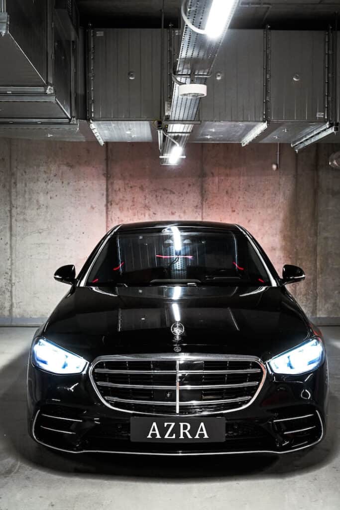 Mercedes-Benz S400d — przód, włączone reflektory
