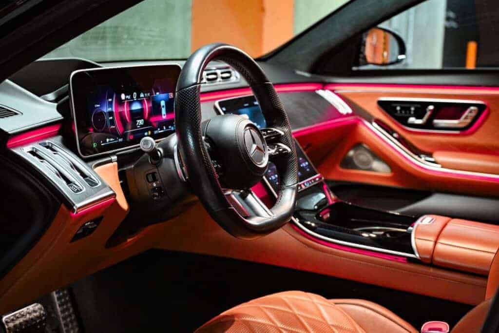Mercedes-Benz S400d — wnętrze, kierownica i ekran MBUX w oświetleniu ambientowym