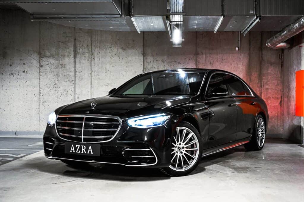 Mercedes-Benz S400d — przód z boku, ujęcie z bliska