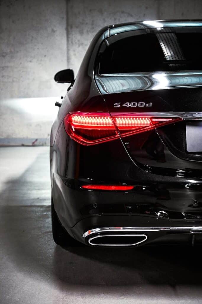 Mercedes-Benz S400d — tył z boku, detal tylnej lampy