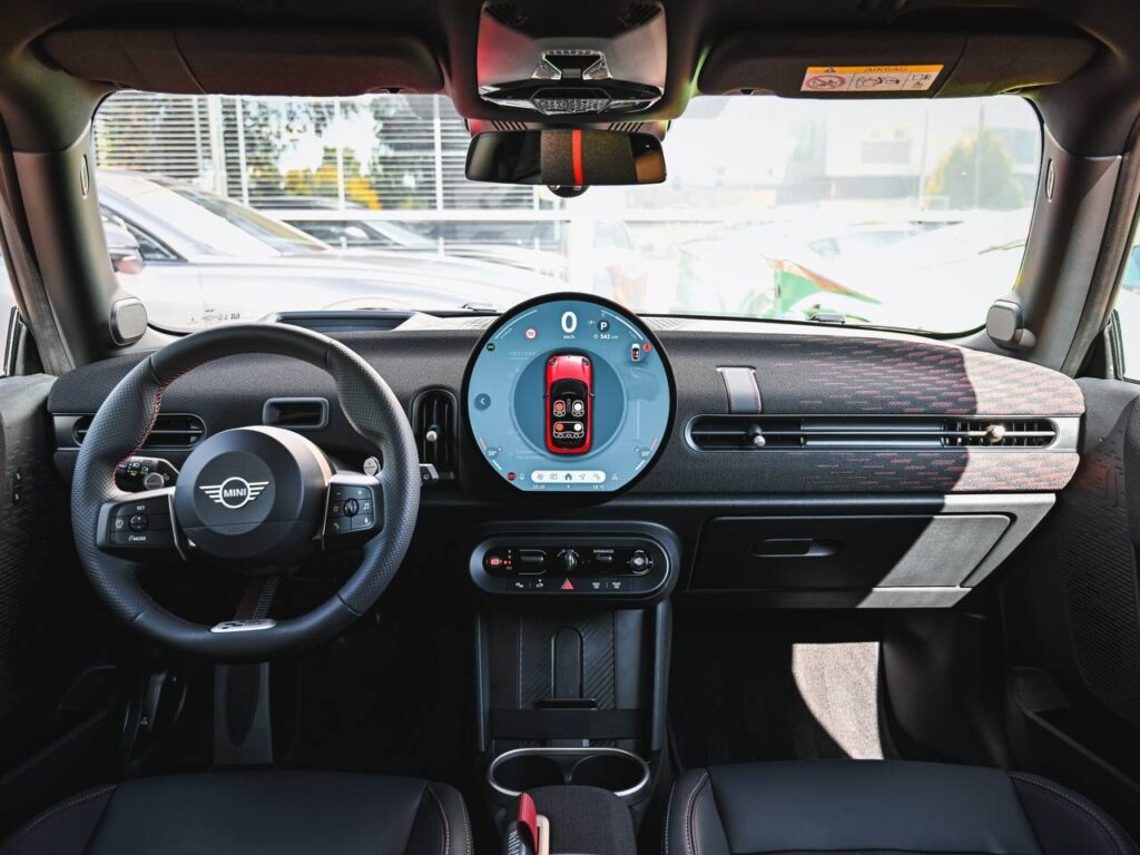 MINI Cooper S — deska rozdzielcza z okrągłym ekranem OLED