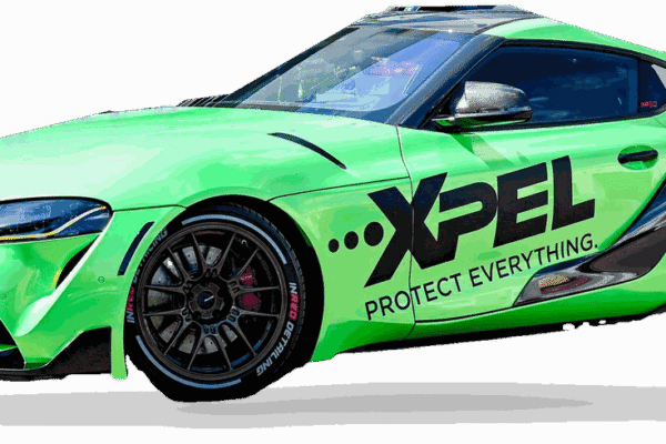Toyota GR Supra — neonowozielone coupé, ujęcie z boku